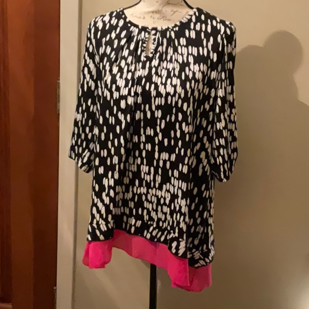 New Directions polyester top with 3/4 sleeves and keyhole opening in the front